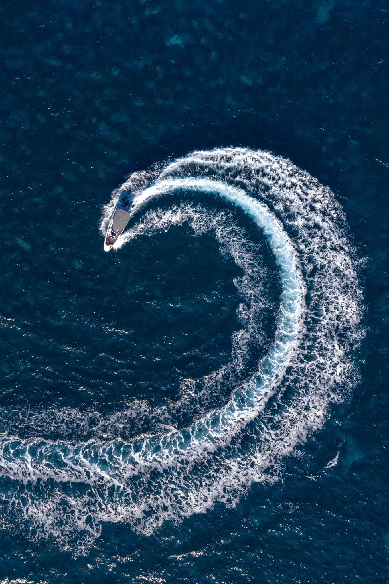 Speedboat turning from above