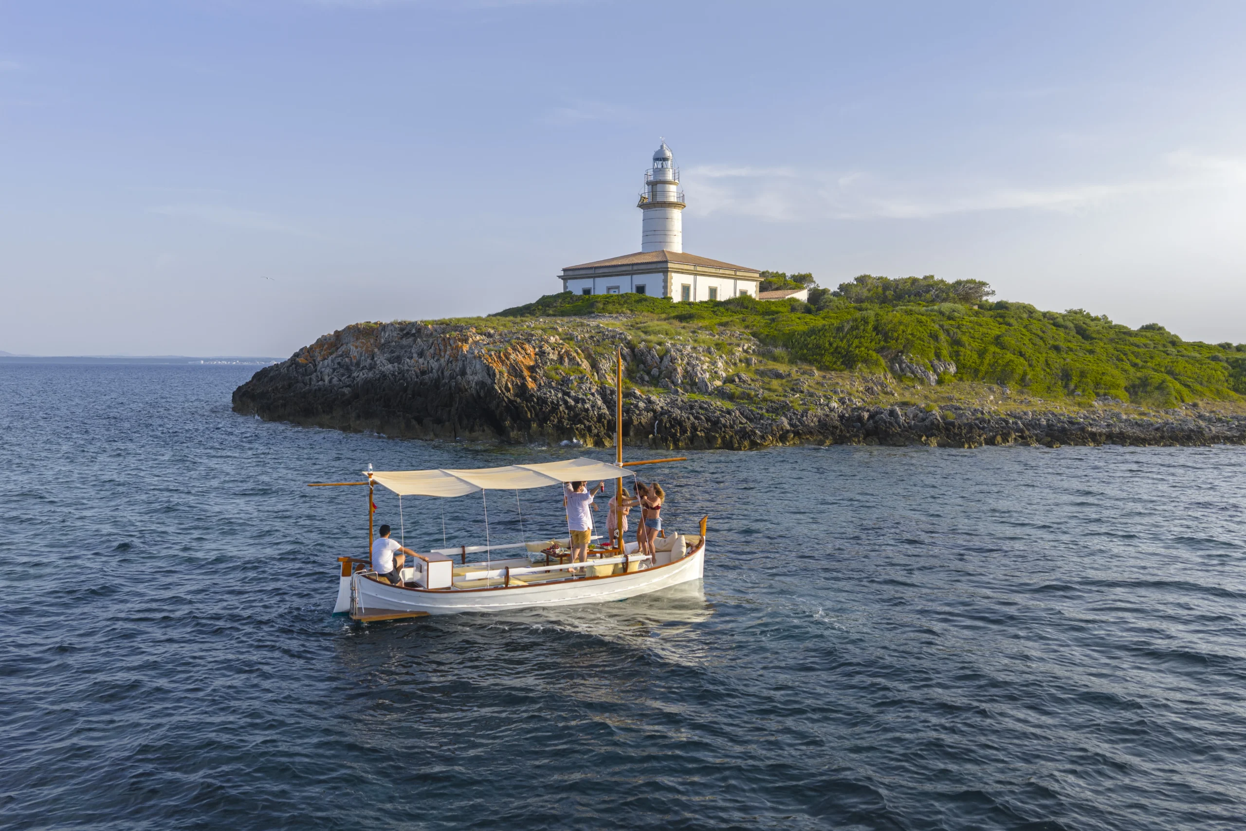 Llaüt mallorquín Aineta navegando al atardecer