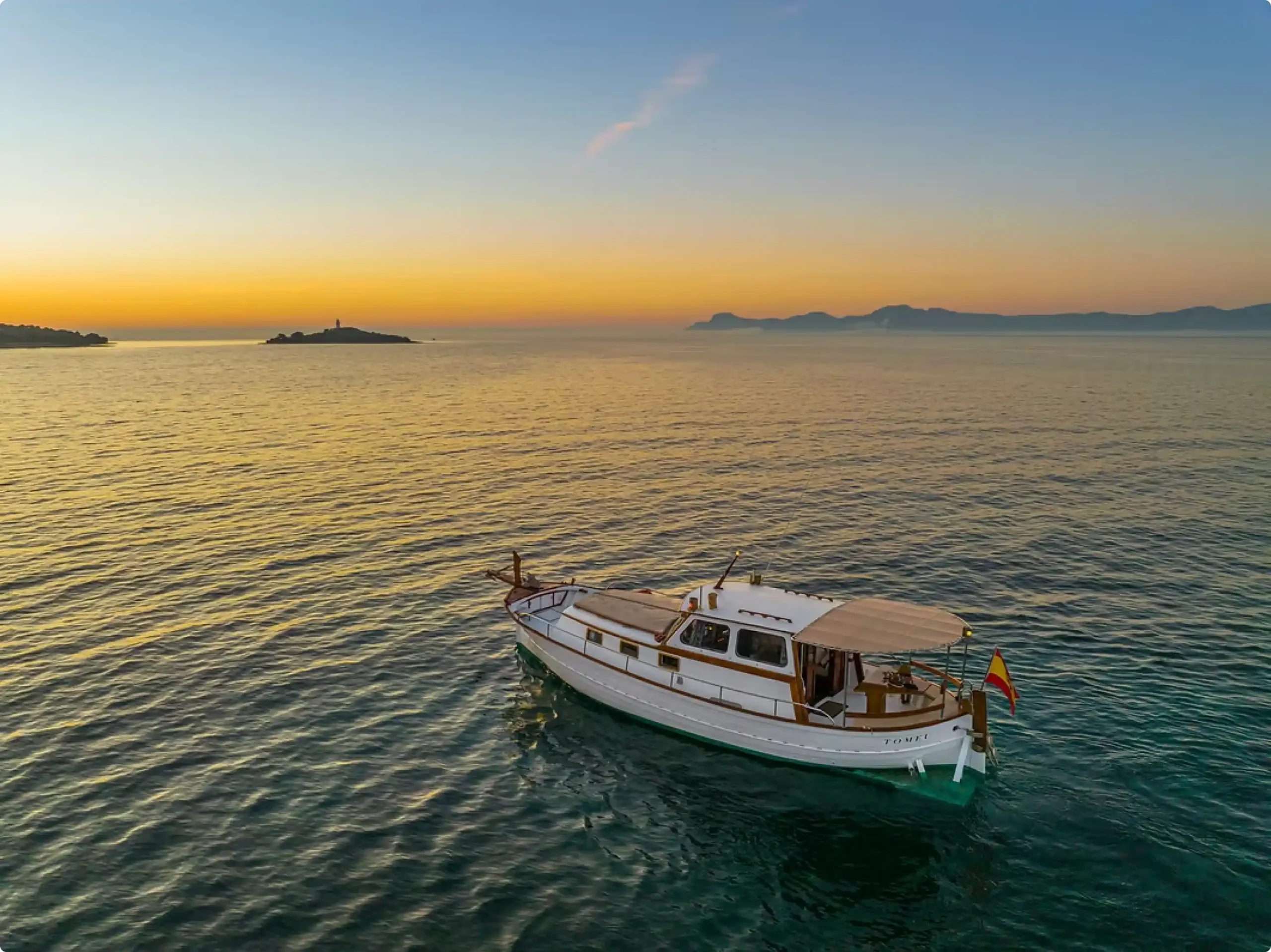Barco tradicional mallorquín en el mar al atardecer