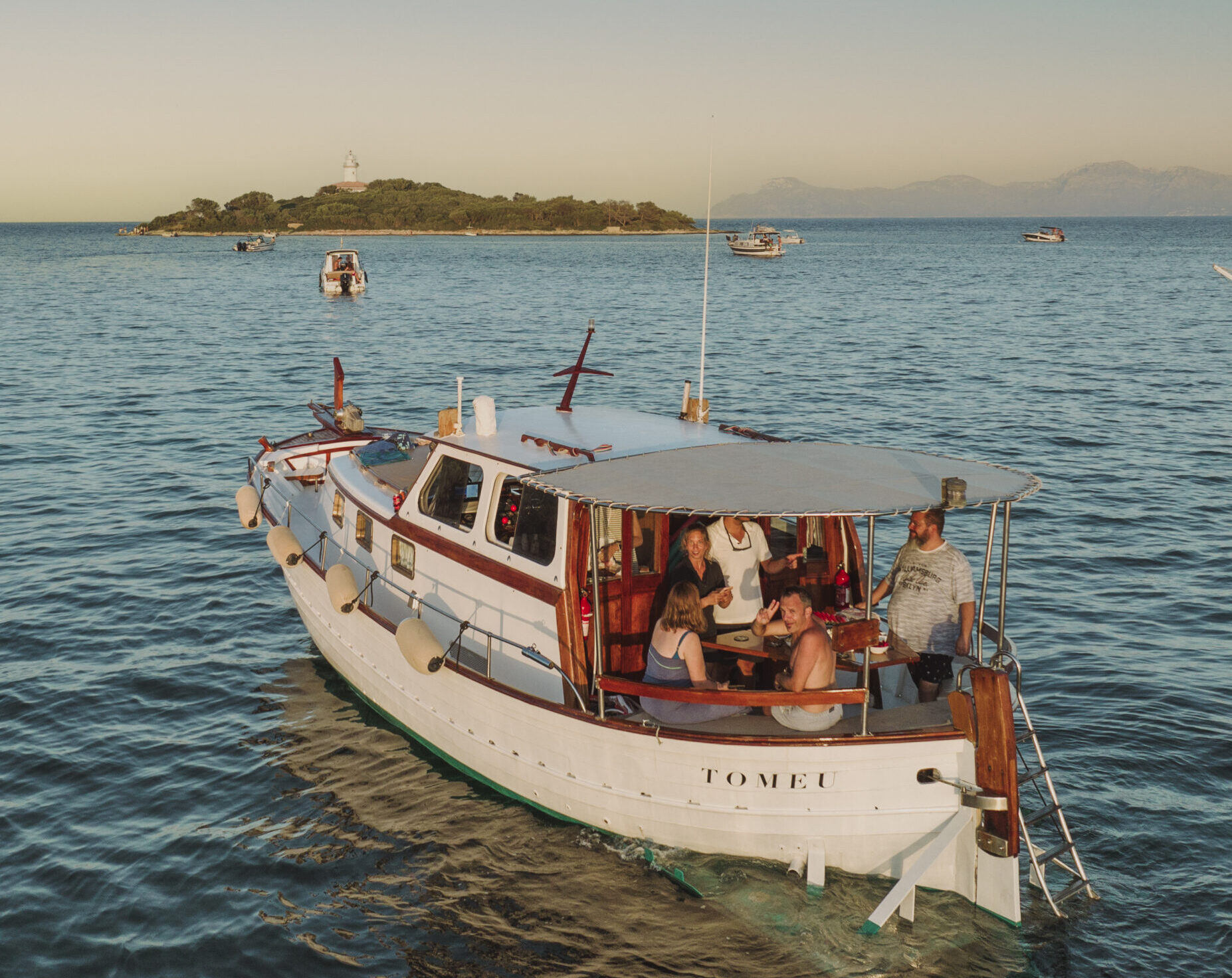 Barco tradicional mallorquín en el mar al atardecer
